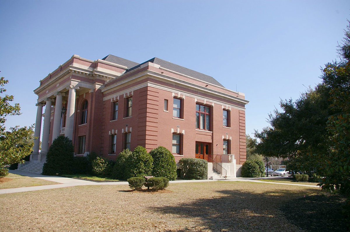 The Clarendon County Courthouse.