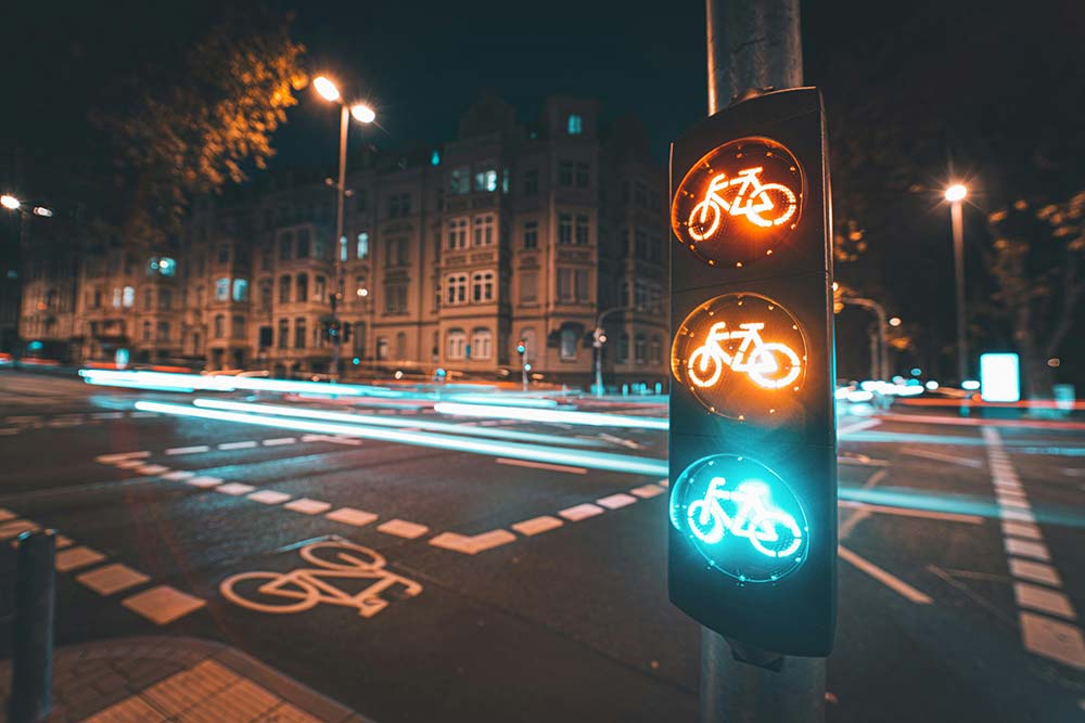 A brightly lit traffic light for bicycles